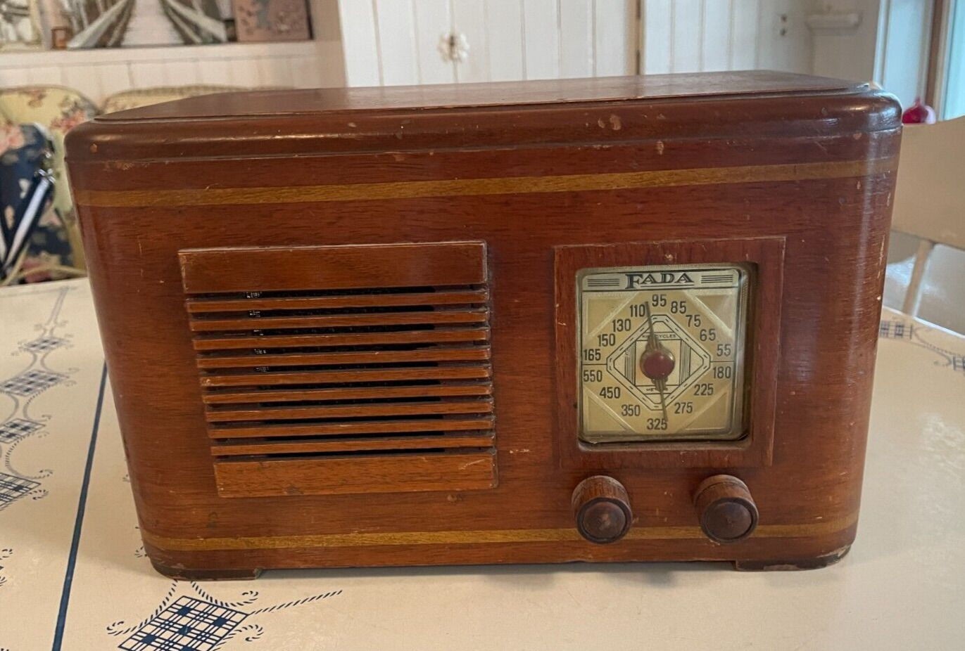 Vintage Antique 1941 FADA model 148 Radio Wood Case Tube