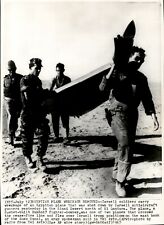 LG912 1967 AP Wire Photo EGYPTIAN PLANE WRECKAGE REMOVED ISRAELI ANTI-AIRCRAFT picture