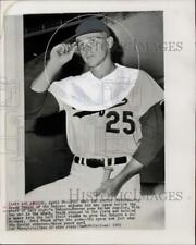 1963 Press Photo Dodgers' Frank Howard wears new glasses in Dodgers-Braves game. picture