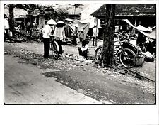 LD306 1977 Original Photo ROADSIDE SCENE FROM NAM DINH TO HANOI VIETNAM CULTURE picture