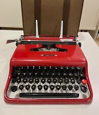 OLIVETTI LETTERA 22 MADE IN ITALY BY IVREA 1950. SERIAL # 025723. RED picture