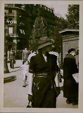 GA64 Orig Photo BEAUTIFUL WOMAN WALKING Well Dressed Socialite Afternoon Stroll picture