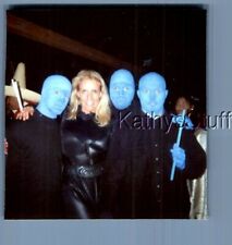 FOUND COLOR PHOTO U+1108 PRETTY WOMAN POSED WITH MEN AS BLUE MAN GROUP picture