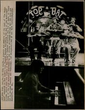 LG878 1975 Wire Photo IN TUNE AGAIN Magic Show Pianist Cast Musicians Strike NY picture
