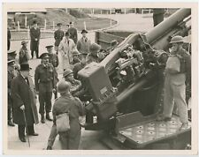 17 October 1941 press photo of Churchill inspecting an antiaircraft gun and crew picture