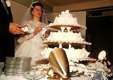 VZ18 ORIGINAL KODACHROME 1950s 35MM SLIDE WEDDING CAKE AND BRIDE 1950s picture