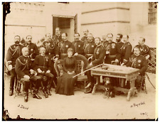 Alfonso XII, Queen Maria Cristina i els members of the Military Room in one ses picture