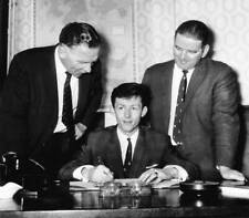 Jim Robertson signing for Tottenham Hotspur for �23 000 1964 Old Photo picture