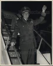 1960 Press Photo deLesseps Morrison smiles and waves from steps of airplane picture