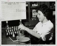 1961 Press Photo Linda Mosley shows vegetable experiment at Jackson Junior High. picture