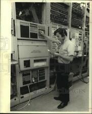 1970 Press Photo Technician Operates Tracer For Obscene Telephone Calls, Houston picture