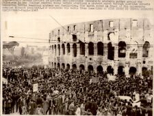 LG2 1968 Wire Photo MODERN PROTEST IN ANCIENT SETTING STUDENTS @ ROME COLOSSEUM picture