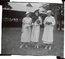 Kathleen Agnes Kennedy Cavendish And Friends Standing On Lawn 1935 Old Photo picture