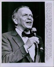 LG847 1982 Wire Photo FRANK SINATRA Old Blue Eyes Handsome Singer Performance picture
