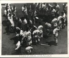 1958 Press Photo Injured Stan Lopata surrounded by baseball players at St. Louis picture