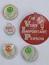 Vintage 1970s Howard Johnson's Happiness Comes In 28 Flavors Foldover Badge Pin picture