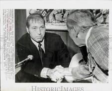 1972 Press Photo Dominic Olejniczak greets Bart Starr at Green Bay conference picture