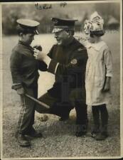 1922 Press Photo Safety 1st champs Lt CG Carr with a boy & Red Cross girl picture