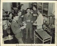 1942 Press Photo Soldiers are served coffee and doughnuts by the Salvation Army picture
