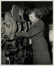 1944 Press Photo Marine Private Jeanette Keeney working on sound equipment, CA picture
