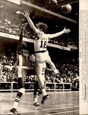 LG954 1973 UPI Wire Photo NBA PLAYOFFS DAVE COWENS CELTICS v HAWKS WALT BELLAMY picture
