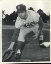 1960 Press Photo Norm Larker Playing First Base for the Los Angeles Dodgers picture