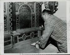 1955 Press Photo Shakespeare scholar studies tablet in Walsingham vault, England picture