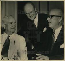 1957 Press Photo E.E. Townes, Robert Storey and Joel Berry confer on oil, Texas. picture