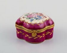 Antique lidded box in hand-painted porcelain with flowers and gold decoration. picture