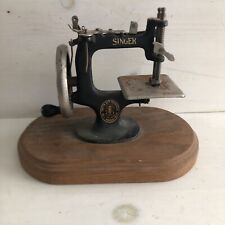 Miniature Vintage/Antique Child's Singer Sewing Machine Hand Crank -10 picture