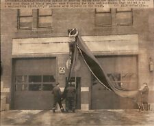 LD343 1968 UPI Wire Photo CHICAGO FIREHOUSE HANGS BANNER MOURNING FALLEN FIREMEN picture