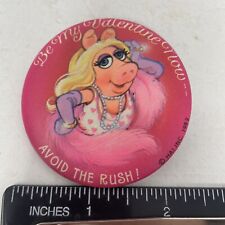 Vintage Hallmark Card Miss Piggy Pin Back Button 1982 Be my Valentine picture