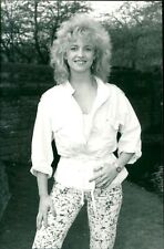 1985 - DENNIS CAROLINE ACTRESS SINGER BY PAUL H... - Vintage Photograph 3824676 picture