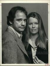 1977 Press Photo Actor Lou Antonio, Kim Basinger on 
