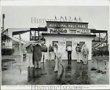 1978 Press Photo Rained out baseball fans exchange tickets at Pompano Stadium picture