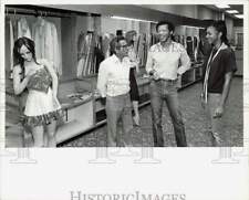 1983 Press Photo Willie Calhoun talks with Alberto Munoz and Gisele Jefferson picture