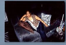 FOUND COLOR PHOTO U+3194 PRETTY BLACK WOMAN SITTING ON COUCH picture
