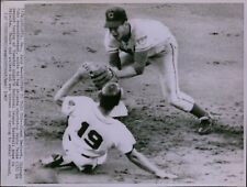 LG816 1967 Wire Photo WAITING TO MAKE TAG Glenn Becker Denis Menke Cubs Braves picture