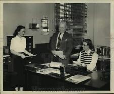 1950 Press Photo Texas A & M graduate school dean Ide Trotter & his office staff picture