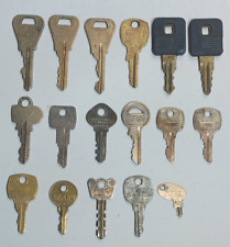 17 Vintage Various Keys Weiser Idec Yale Slaymaker Brinks Master Lock Sears & ++ picture