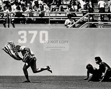 RICK MONDAY CUBS OUTFIELDER SAVES THE FLAG AT DODGER STADIUM 8X10 PHOTO (EP-900) picture