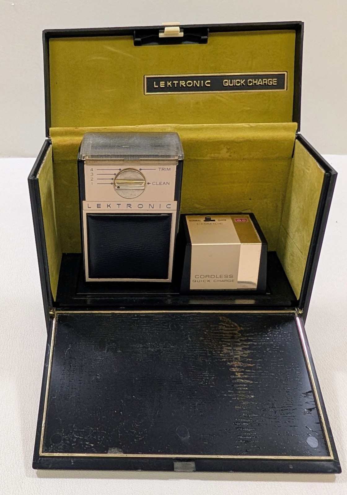 Vintage 1960s Remington Lektronic Quick Charge Cordless Shaver Kit w/ Case Stand