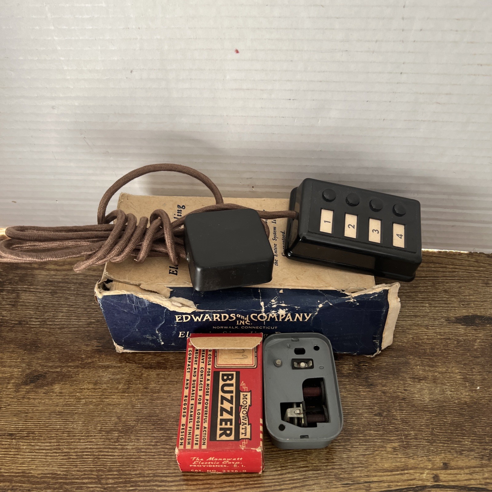 Vintage Edward’s Bakelite 4 Button Electric Signaling Device & Monowatt Buzzer