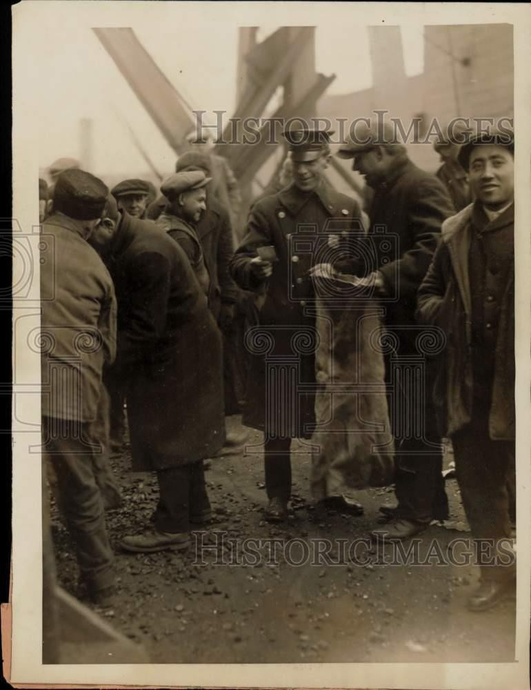 1926 Press Photo Poor Get Coal at Stanton Street Docks During Strike, New York 1926 Press Photo Poor Get Coal at Stanton Street Docks During Strike, New York