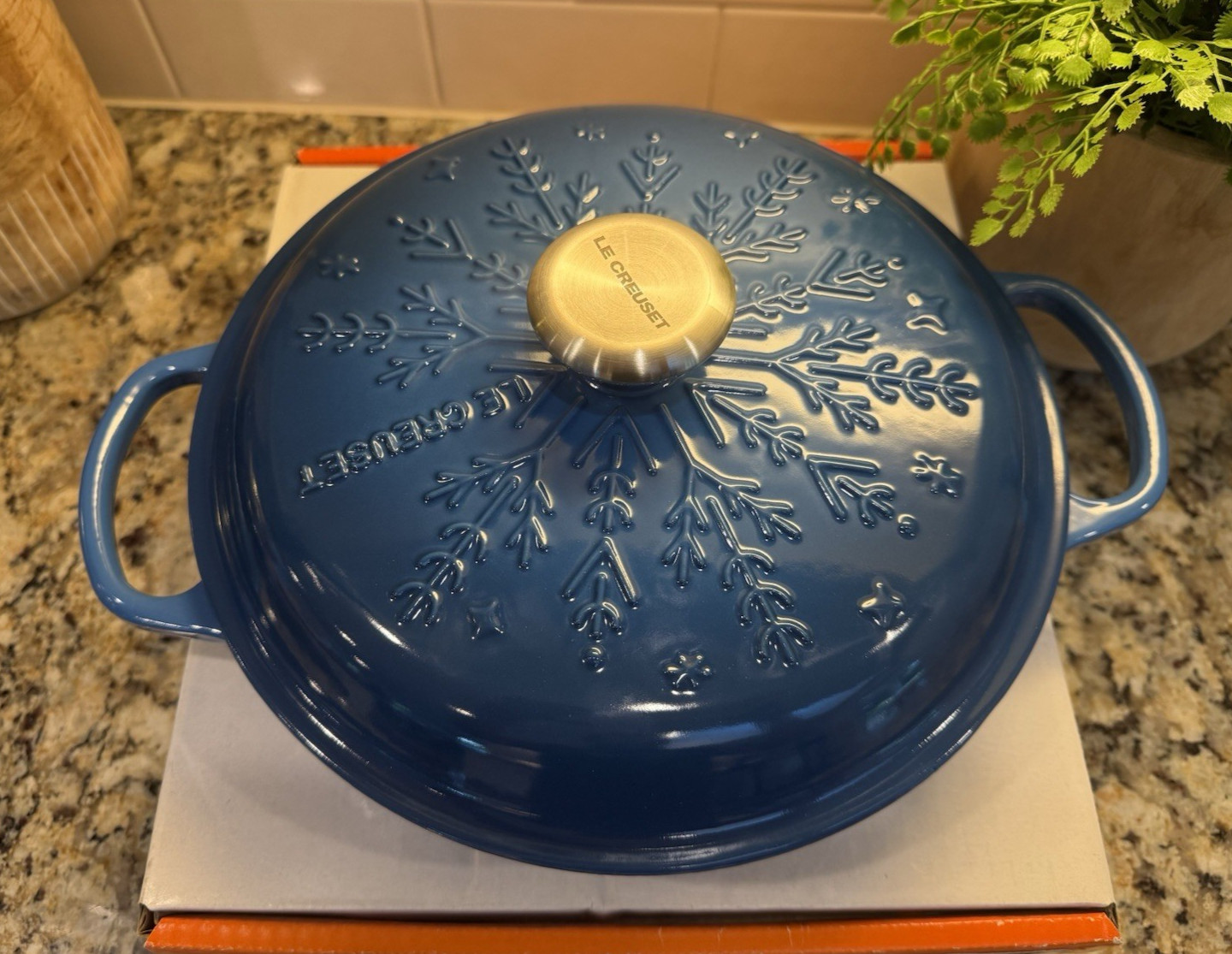 NEW Le Creuset Noël Signature Snowflake 2.25 qt Braiser Marseille Blue Cast Iron NEW Le Creuset Noël Signature Snowflake 2.25 qt Braiser Marseille Blue Cast Iron