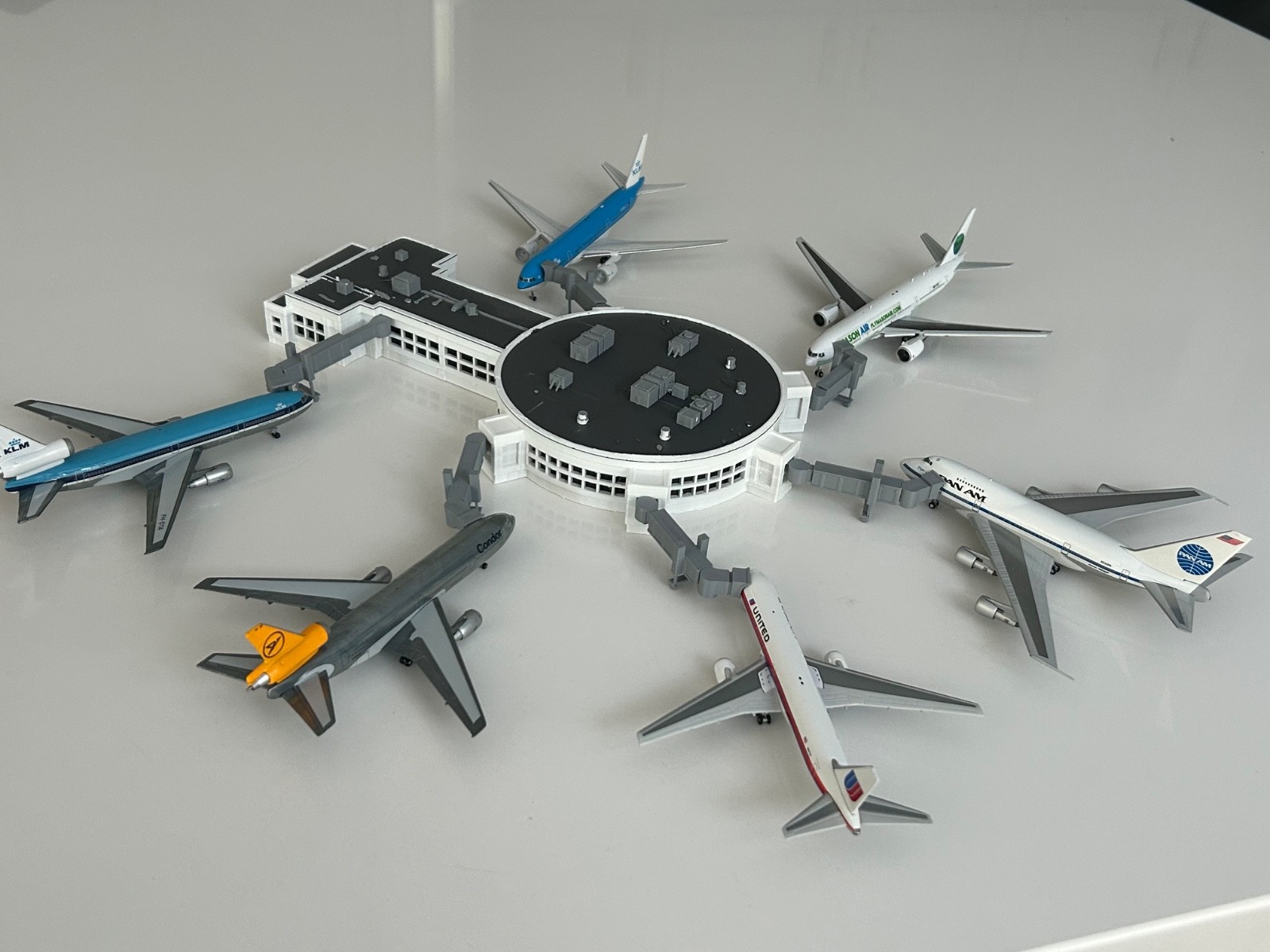 1:400 Scale Model Airport Terminal, Fits Wide & Narrow Body-comes with 6 jetways 1:400 Scale Model Airport Terminal, Fits Wide & Narrow Body-comes with 6 jetways