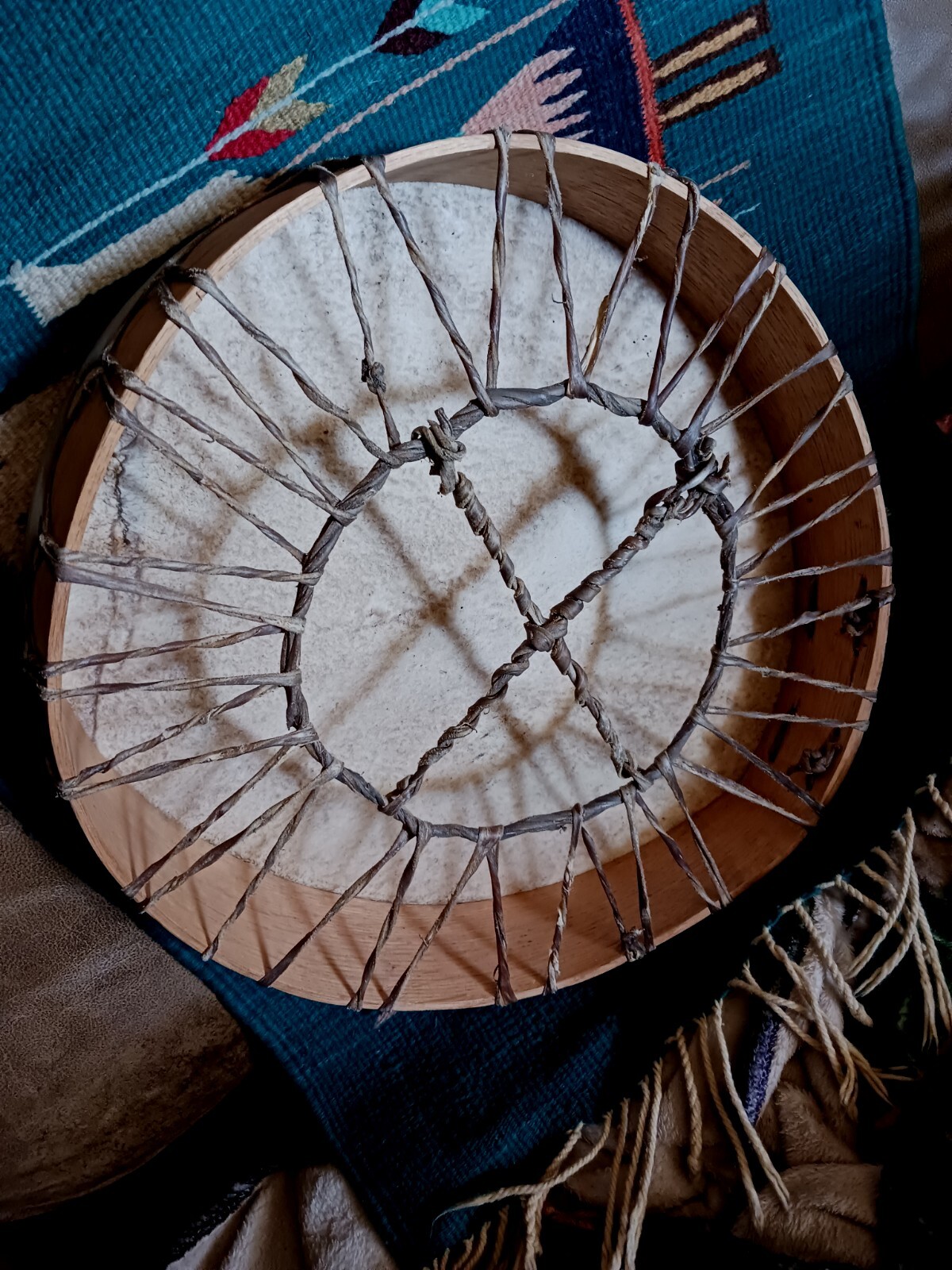 **AWESOME  VINTAGE NORTHWEST COAST NATIVE AMERICAN  HANDMADE DRUM 18 In. NICE\