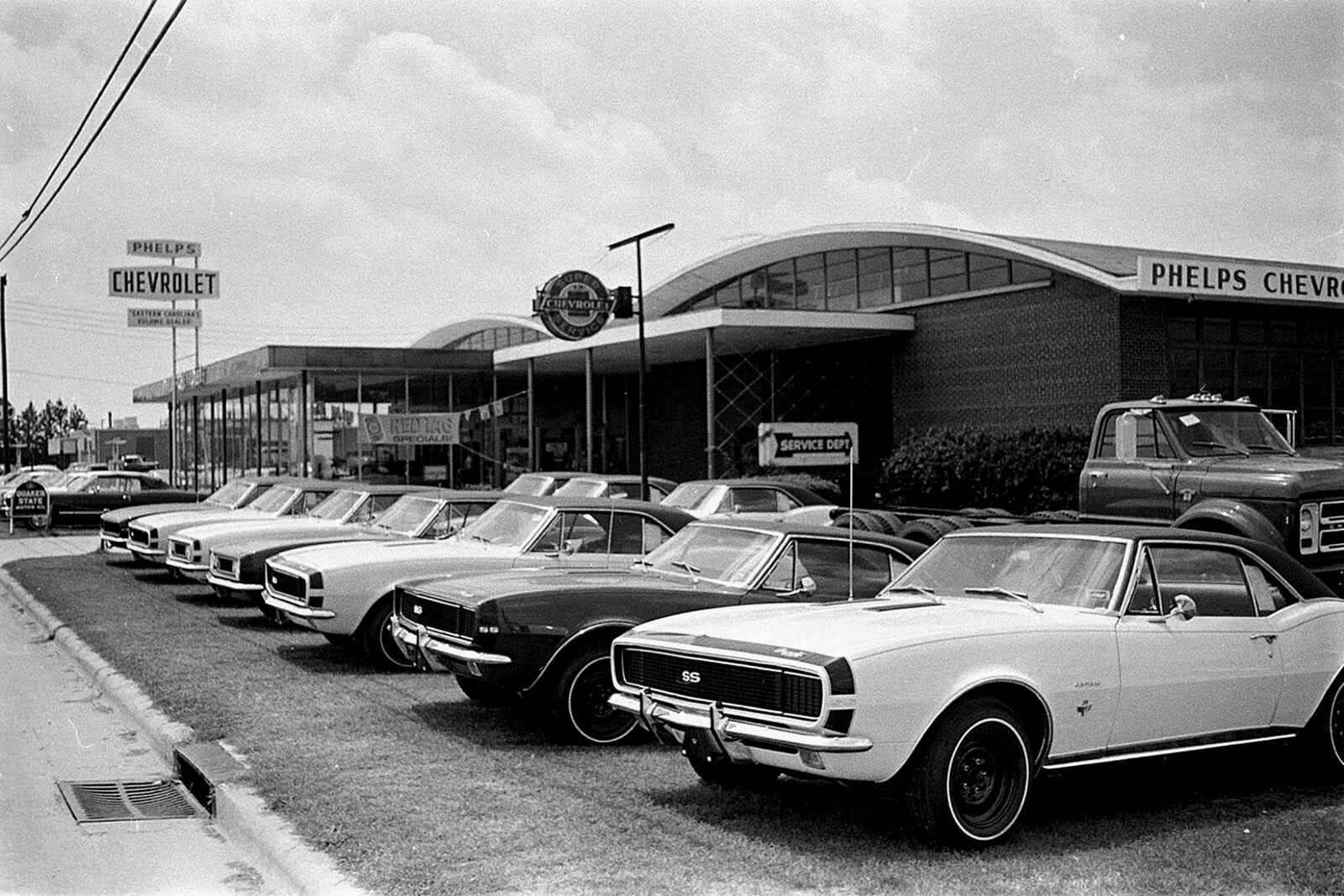 1967  CHEVROLET AUTO DEALERSHIP Photo CAMAROS in Front  (178-G)