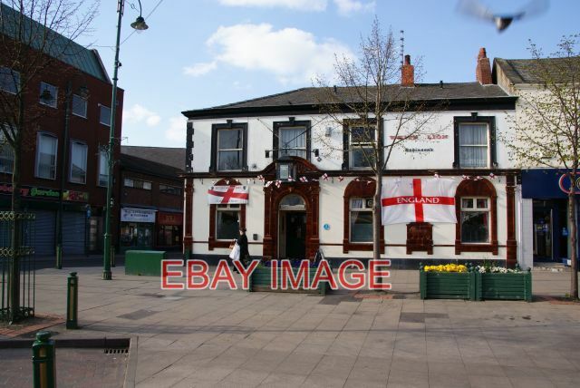 PHOTO THE WHITE LION HYDE A RELIABLE AND UNPRETENTIOUS TOWN-CENTRE PUB DECKED O PHOTO THE WHITE LION HYDE A RELIABLE AND UNPRETENTIOUS TOWN-CENTRE PUB DECKED O