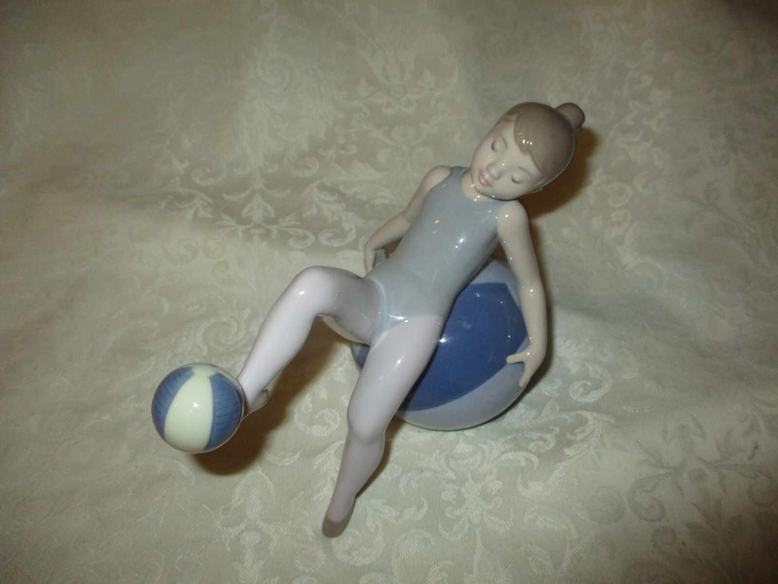 LLadro Porcelain Daisa Beachball Girl 2002 NAO 1422  F-150